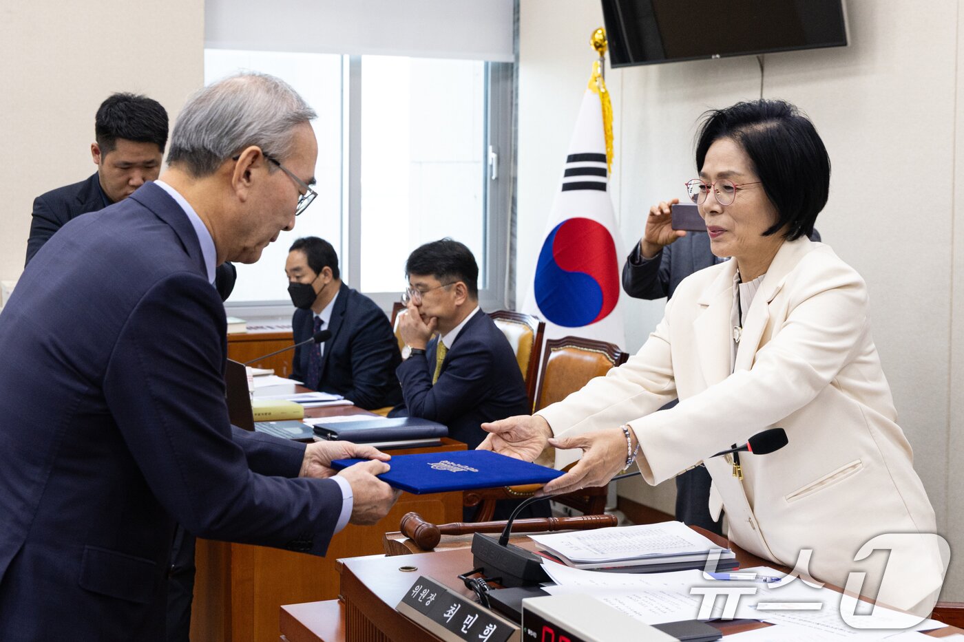 본문 이미지 - 김영섭 KT 대표가 29일 서울 여의도 국회에서 열린 과학기술정보방송통신위원회 과학기술정보통신부 등에 대한 국정감사에서 증인선서를 마치고 최민희 위원장에게 선서문을 제출하고 있다. 2025.10.29/뉴스1 ⓒ News1 이승배 기자