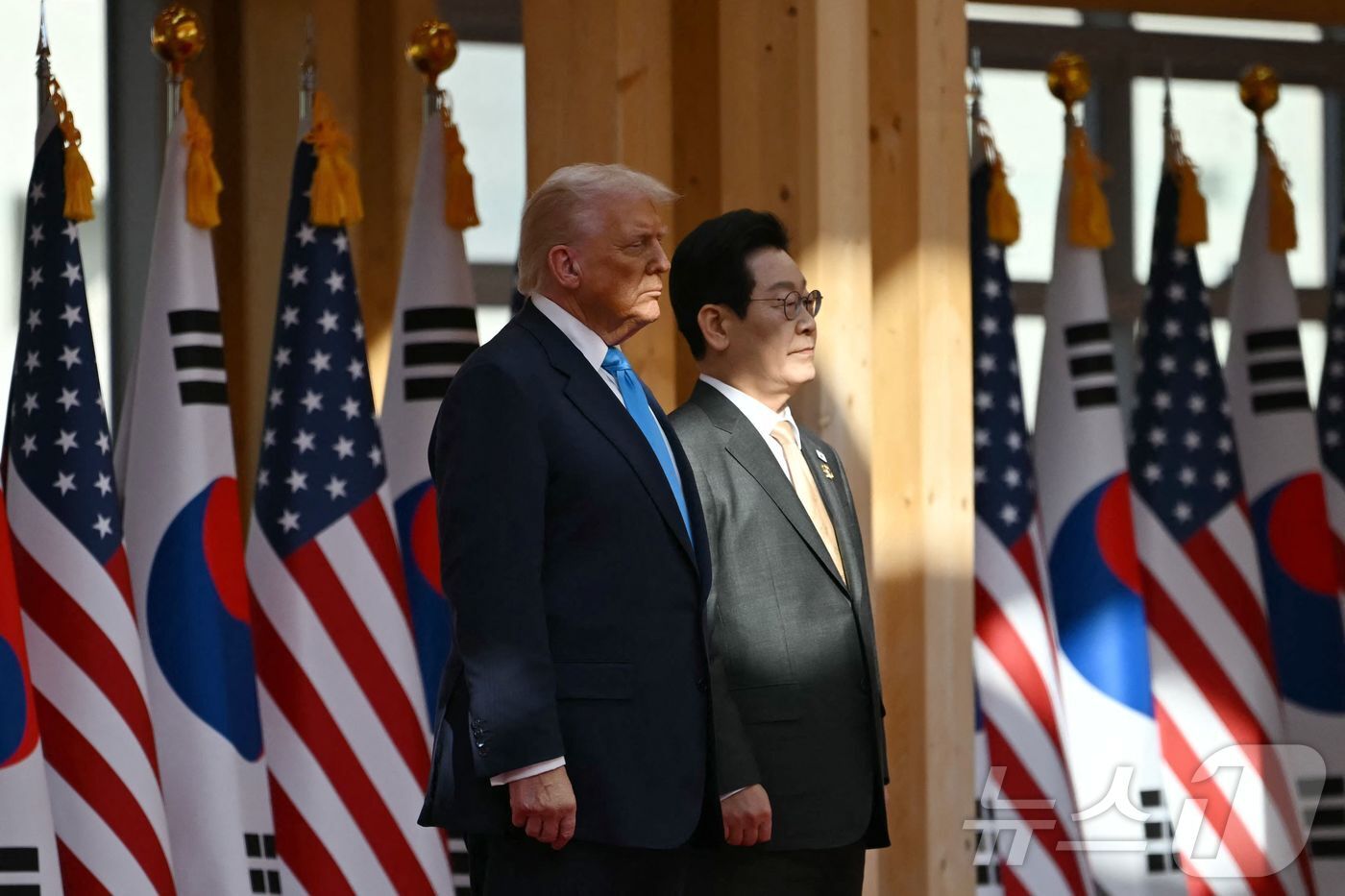 본문 이미지 - 이재명 대통령과 도널드 트럼프 미국 대통령이 29일 경주 국립박물관에서 정상회담에 앞서 열린 환영 행사에 참석했다. 2025.10.29 ⓒ AFP=뉴스1 ⓒ News1 최종일 선임기자