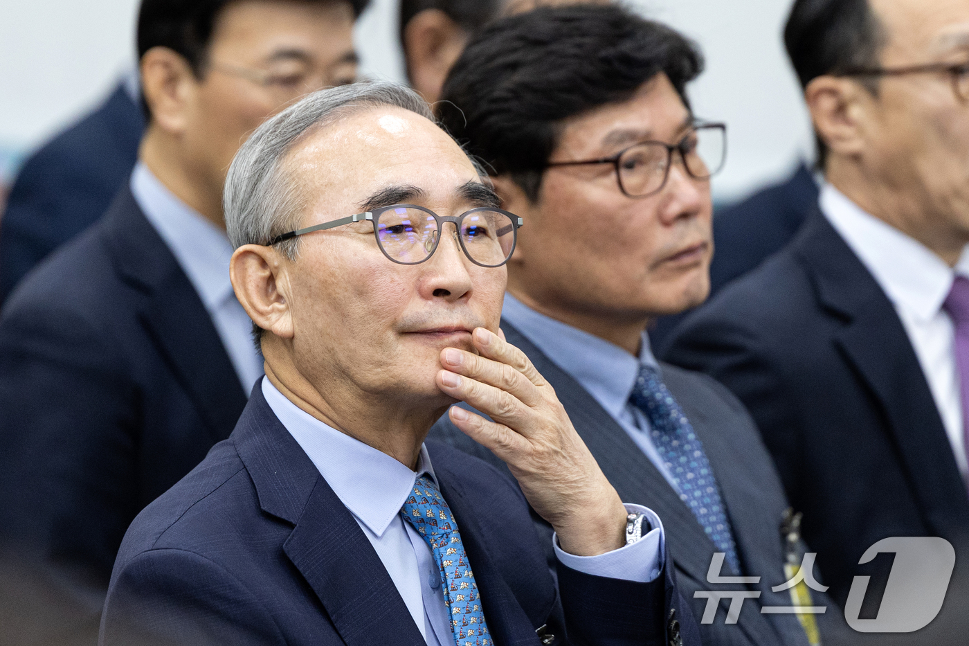 (서울=뉴스1) 이승배 기자 = 김영섭 KT 대표가 29일 서울 여의도 국회에서 열린 과학기술정보방송통신위원회 과학기술정보통신부 등에 대한 국정감사에 증인으로 출석해 있다. 202 …