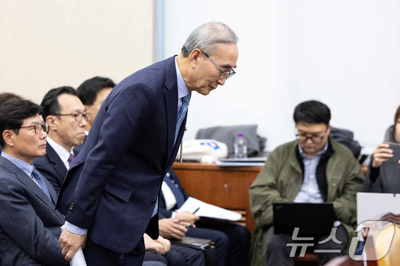 (서울=뉴스1) 이승배 기자 = 김영섭 KT 대표가 29일 서울 여의도 국회에서 열린 과학기술정보방송통신위원회 과학기술정보통신부 등에 대한 국정감사에 증인으로 출석해 인사하고 있다 …