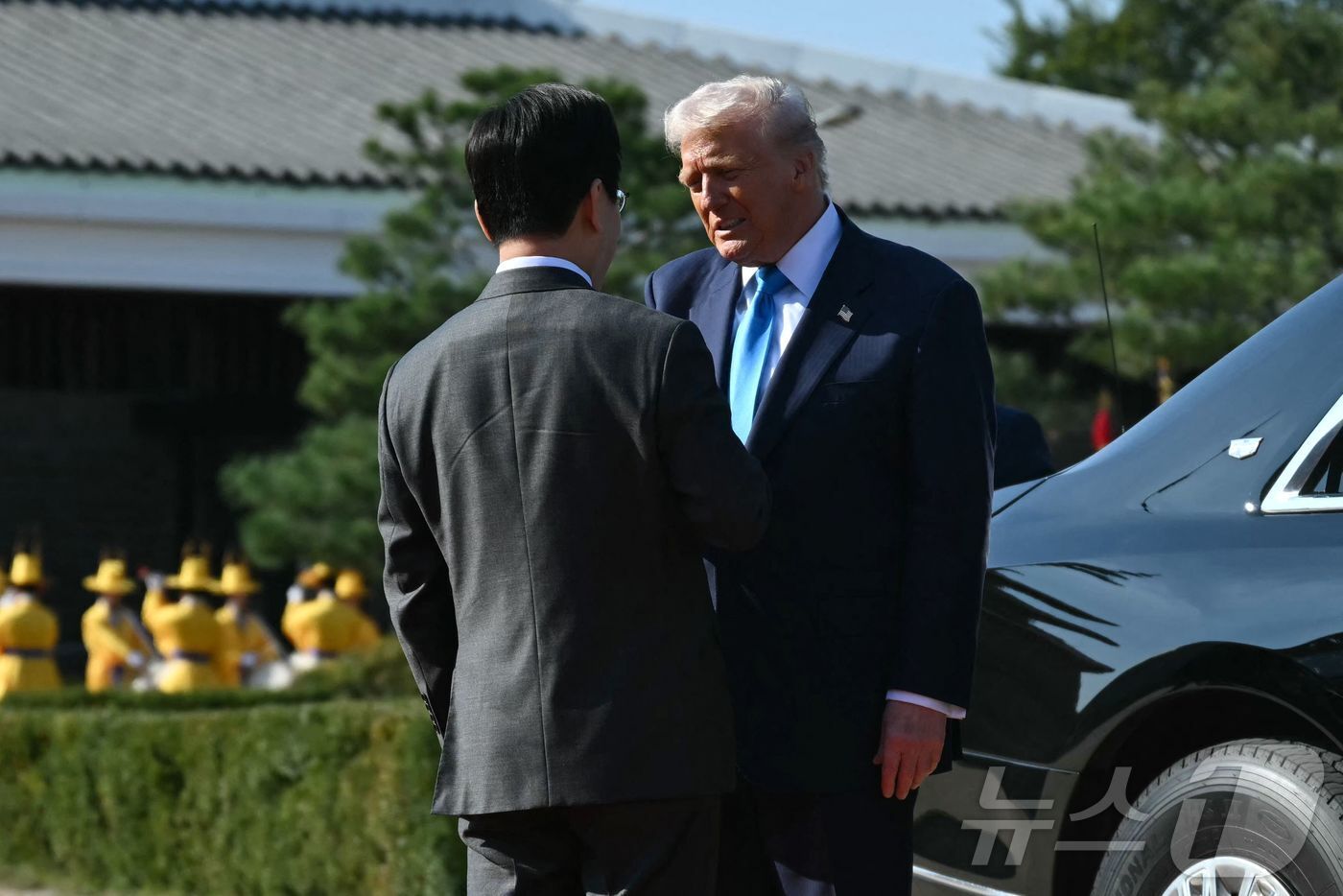 본문 이미지 - 도널드 트럼프 미국 대통령이 29일 대한민국 경주에서 이재명 대통령의 환영을 받고 있다. 2025.10.29 ⓒ AFP=뉴스1 ⓒ News1 김경민 기자