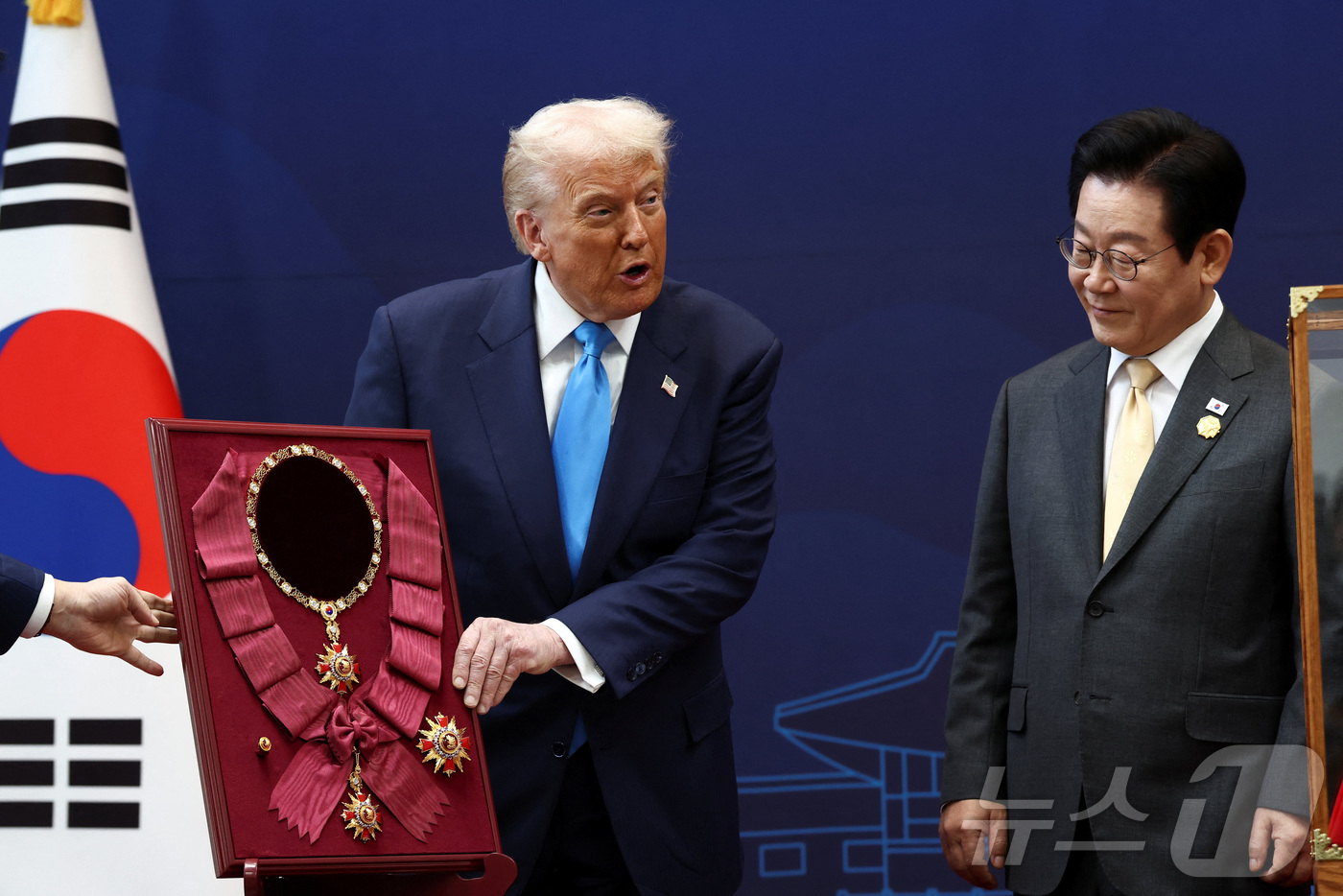 (로이터=뉴스1) = 이재명 대통령이 29일 경북 경주박물관에서 열린 한미 공식 환영식에서 도널드 트럼프 미국 대통령에게 무궁화 대훈장을 수여하고 있다.ⓒ 로이터=뉴스1