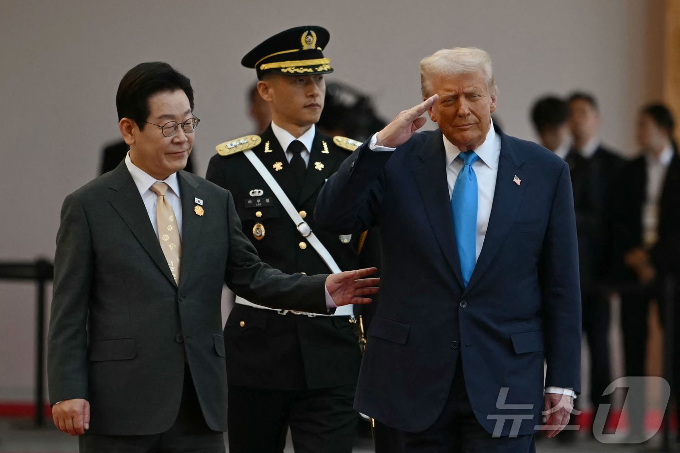 (AFP=뉴스1) 김경민 기자 = 도널드 트럼프 미국 대통령이 29일 한미 정상회담이 열리는 경주 박물관에 이재명 대통령과 함께 도착해 의장대에 경례를 하고 있다. ⓒ AFP=뉴스 …