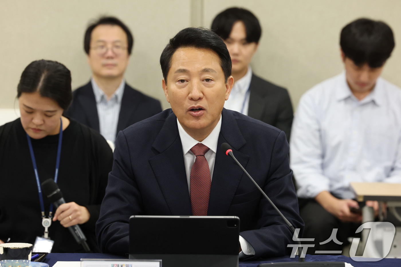 (서울=뉴스1) 이광호 기자 = 오세훈 서울시장이 29일 오후 서울시청에서 열린 서울시와 프랑스 양자컴퓨팅 기업 파스칼의 투자유치 MOU 체결식에서 인사말을 하고 있다.   202 …