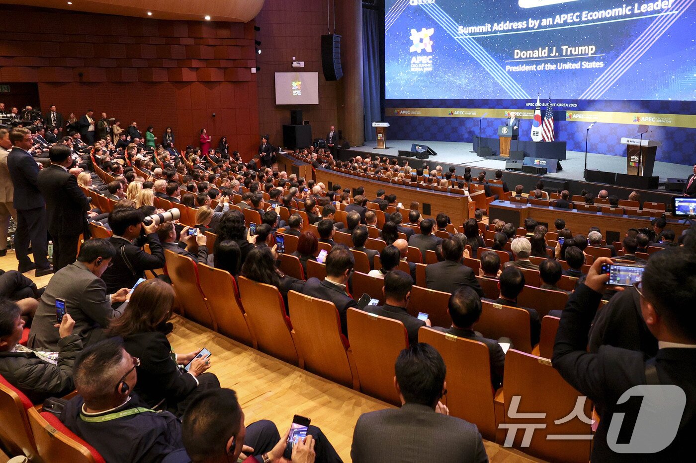 본문 이미지 - 도널드 트럼프 미국 대통령이 29일 경북 경주 예술의전당에서 열린 &#39;2025 아시아태평양경제협력체 최고경영자 서밋&#40;APEC CEO SUMMIT&#41;&#39;에 참석해 정상 특별연설 하고 있다.&#40;공동취재&#41; 2025.10.29/뉴스1 ⓒ News1 김민지 기자