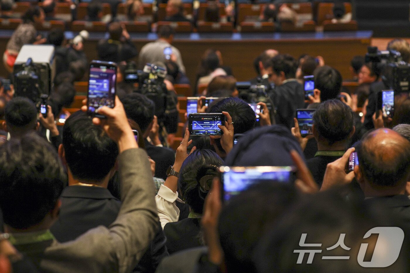 본문 이미지 - 29일 경북 경주 예술의전당에서 열린 &#39;2025 아시아태평양경제협력체 최고경영자 서밋&#40;APEC CEO SUMMIT&#41;&#39;에서 참가자들이 도널드 트럼프 미국 대통령 정상 특별연설을 기다리고 있다. &#40;공동취재&#41; 2025.10.29/뉴스1 ⓒ News1 김민지 기자