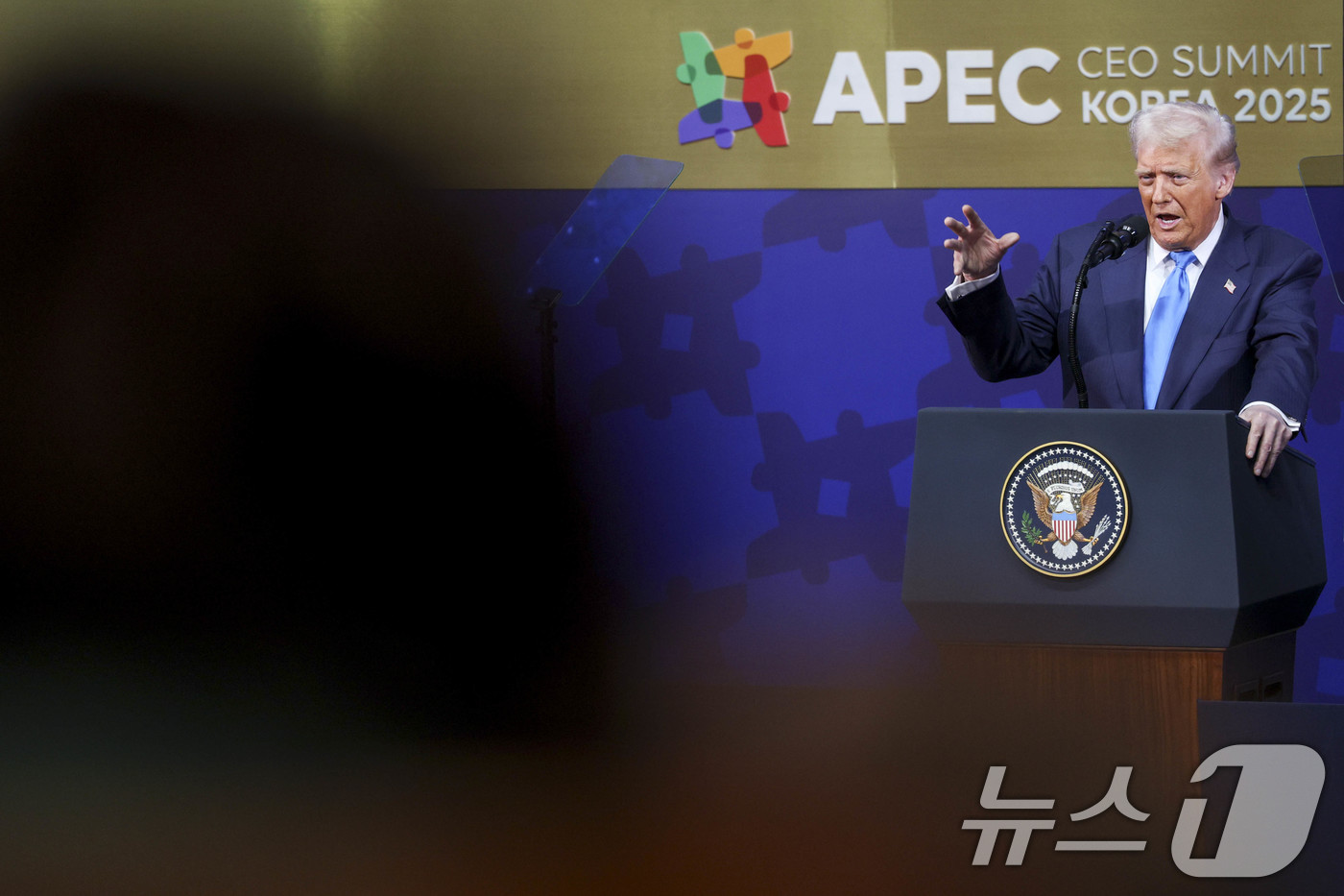 (경주=뉴스1) 김민지 기자 = 도널드 트럼프 미국 대통령이 29일 경북 경주시 경주예술의전당에서 열린 '2025 APEC CEO 서밋'에서 정상 특별 연설을 하고 있다. (공동취 …