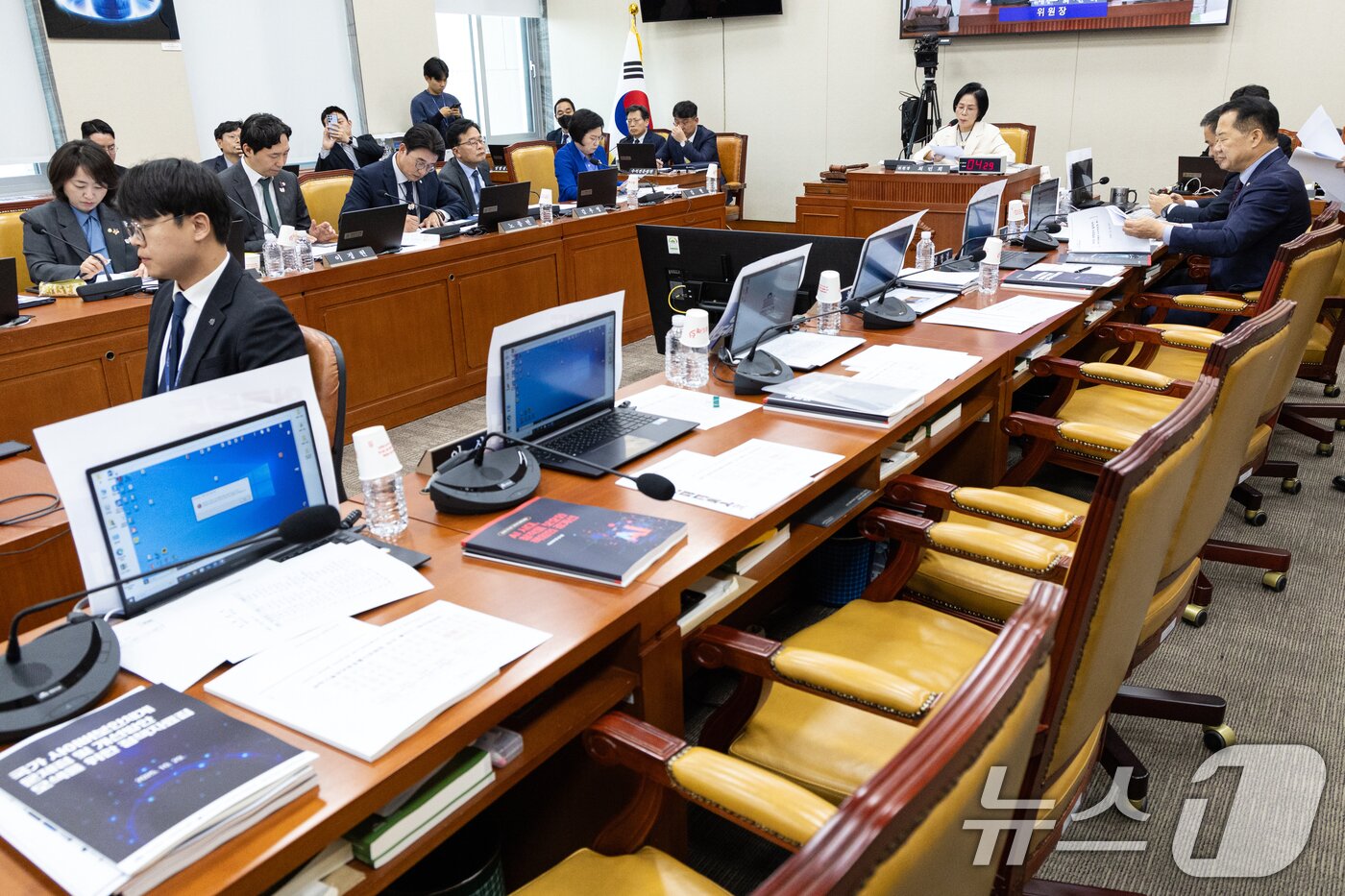 본문 이미지 - 29일 서울 여의도 국회에서 열린 과학기술정보방송통신위원회 과학기술정보통신부 등에 대한 국정감사에서 국민의힘 위원들의 빈자리가 보이고 있다. 2025.10.29/뉴스1 ⓒ News1 이승배 기자