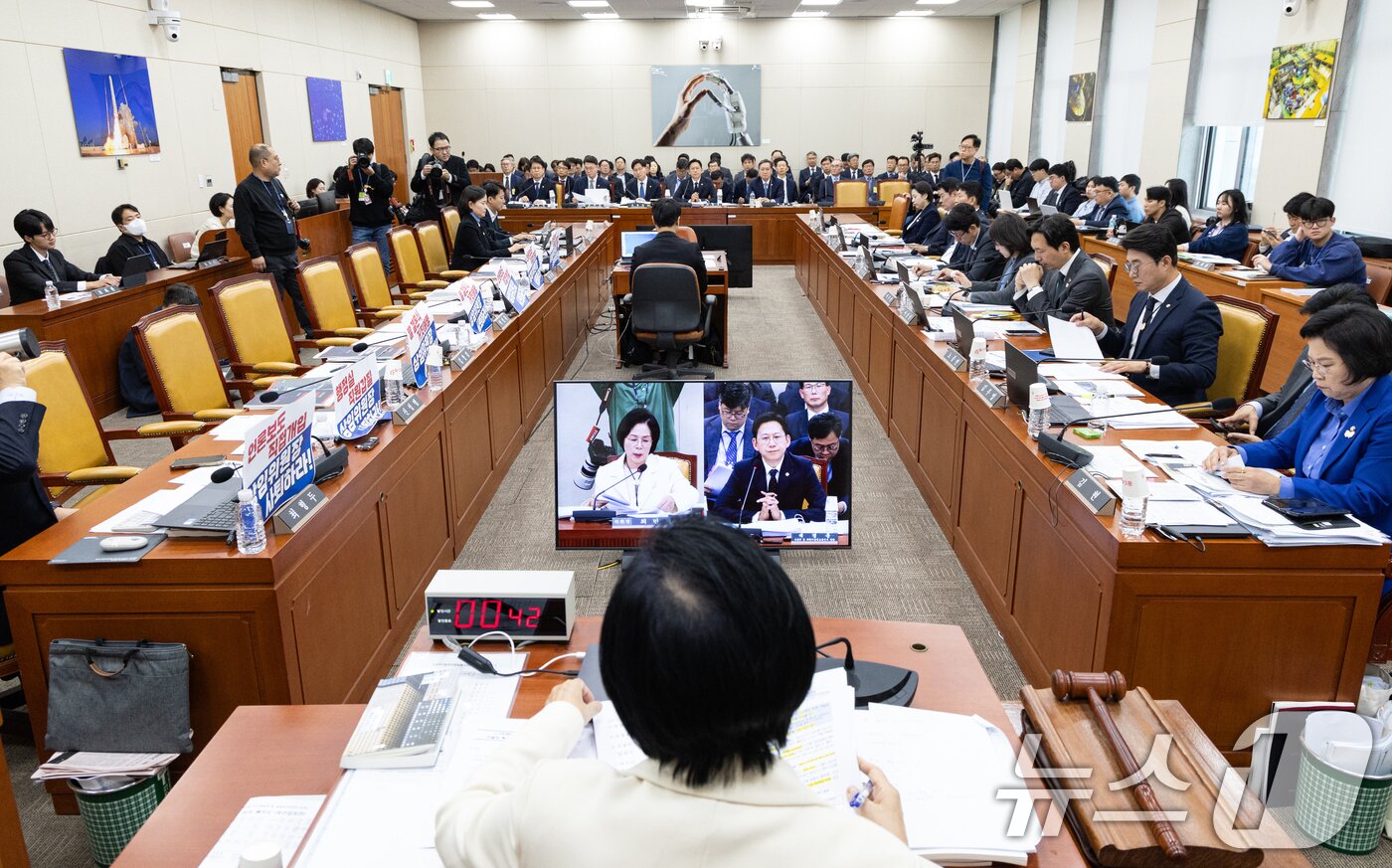 본문 이미지 - 29일 서울 여의도 국회에서 열린 과학기술정보방송통신위원회 과학기술정보통신부 등에 대한 국정감사에서 국민의힘 위원들의 빈자리가 보이고 있다. 2025.10.29/뉴스1 ⓒ News1 이승배 기자