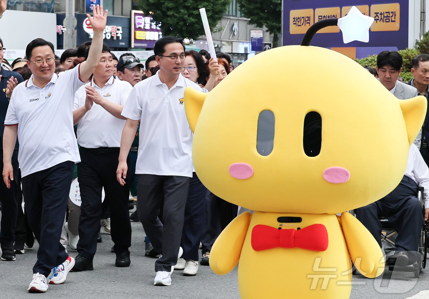 본문 이미지 - 이장우 대전시장이 중앙로 일원에서 대전0시축제 거리 퍼레이드를 하고 있다. 2025.8.8/뉴스1 ⓒ News1 김기태 기자