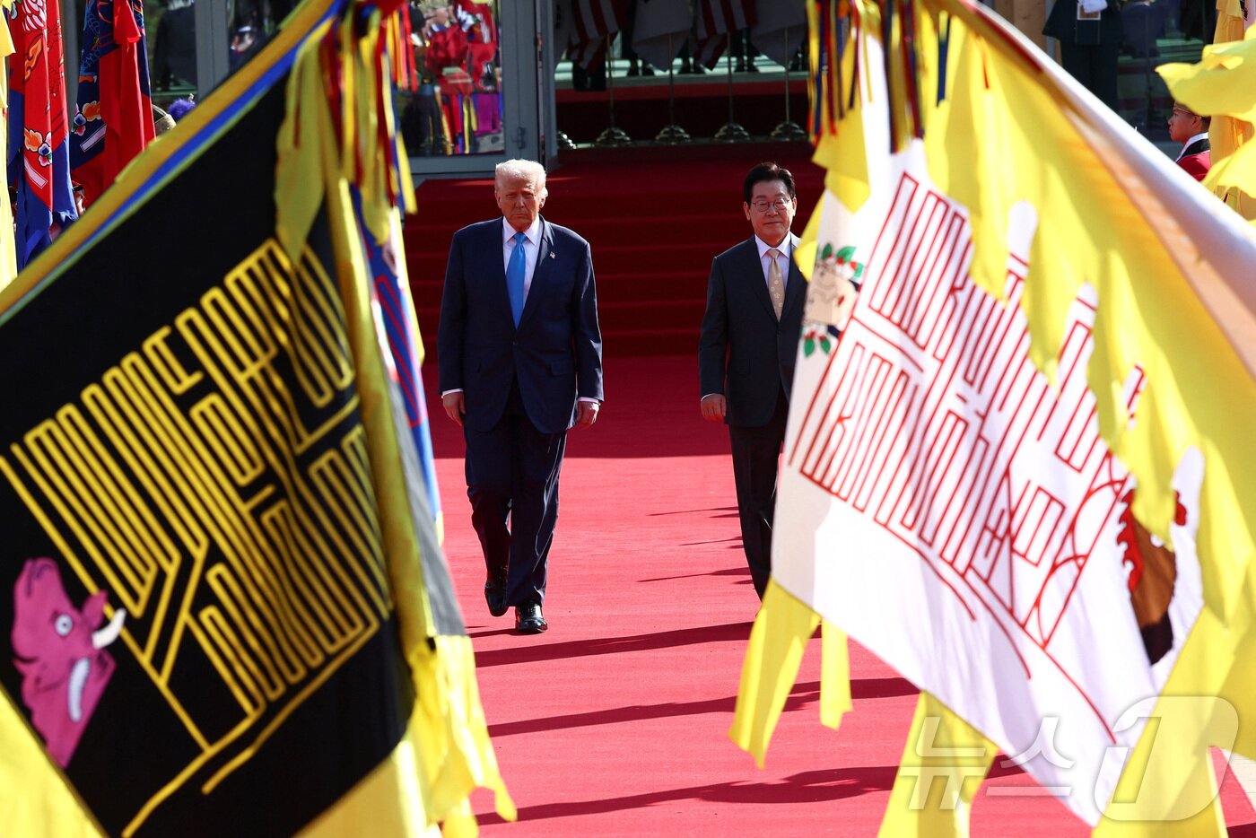 본문 이미지 - 이재명 대통령과 도널드 트럼프 미국 대통령이 29일 경북 경주박물관에서 열린 공식 환영식에 참석하고 있다. ⓒ 로이터=뉴스1