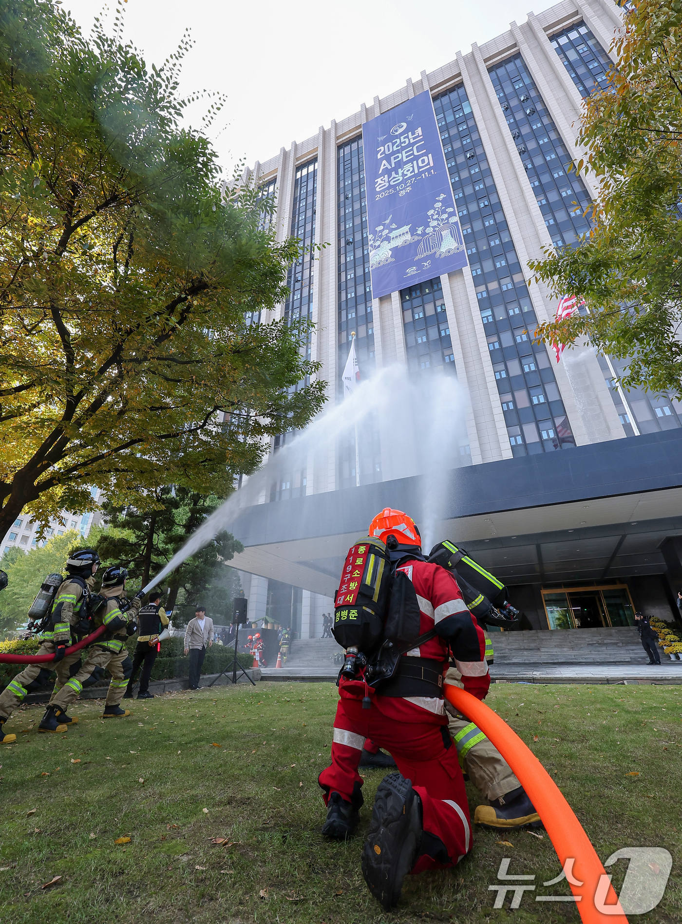 (서울=뉴스1) 김성진 기자 = 29일 서울 종로구 정부서울청사에서 가을·겨울철 화재 대비 재난 예방과 대응을 위해 진행된 민방위 훈련에서 소방대원들이 화재 진압을 하고 있다. 2 …