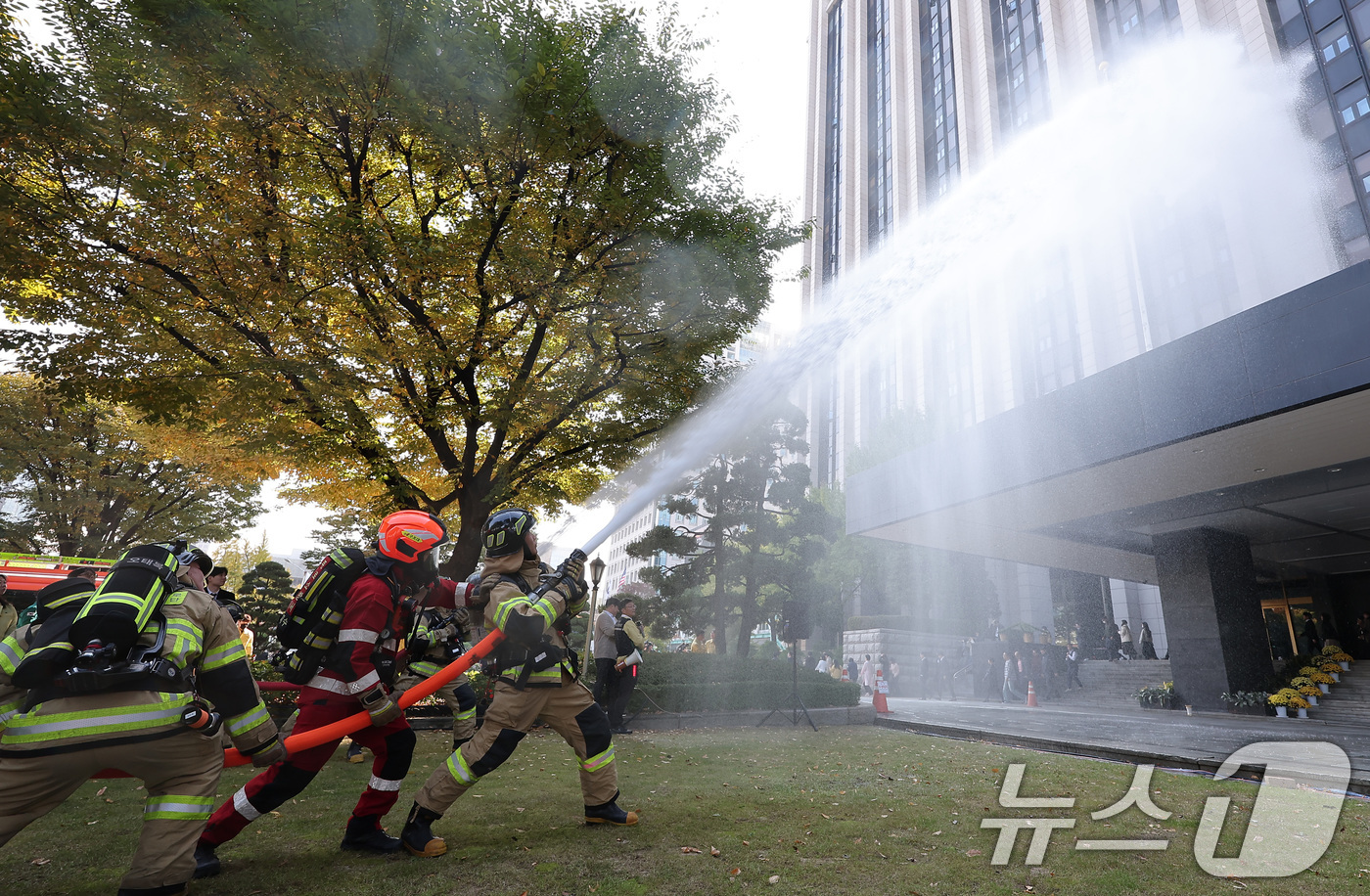 (서울=뉴스1) 김성진 기자 = 29일 서울 종로구 정부서울청사에서 가을·겨울철 화재 대비 재난 예방과 대응을 위해 진행된 민방위 훈련에서 소방대원들이 화재 진압을 하고 있다. 2 …