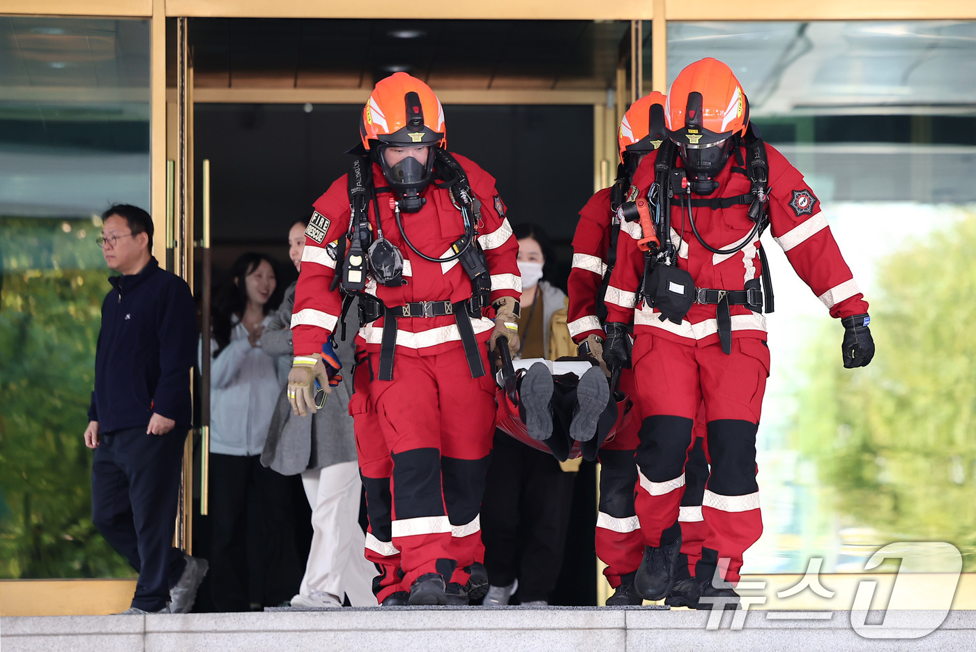 (서울=뉴스1) 김성진 기자 = 29일 서울 종로구 정부서울청사에서 가을·겨울철 화재 대비 재난 예방과 대응을 위해 진행된 민방위 훈련에서 소방대원들이 환자를 이송하고 있다. 20 …