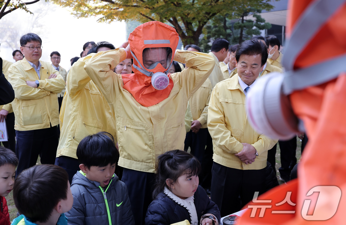(서울=뉴스1) 김성진 기자 = 김민석 국무총리가 29일 서울 종로구 정부서울청사에서 가을·겨울철 화재 대비 재난 예방과 대응을 위해 진행된 민방위 훈련에서 방독면을 착용하고 있다 …