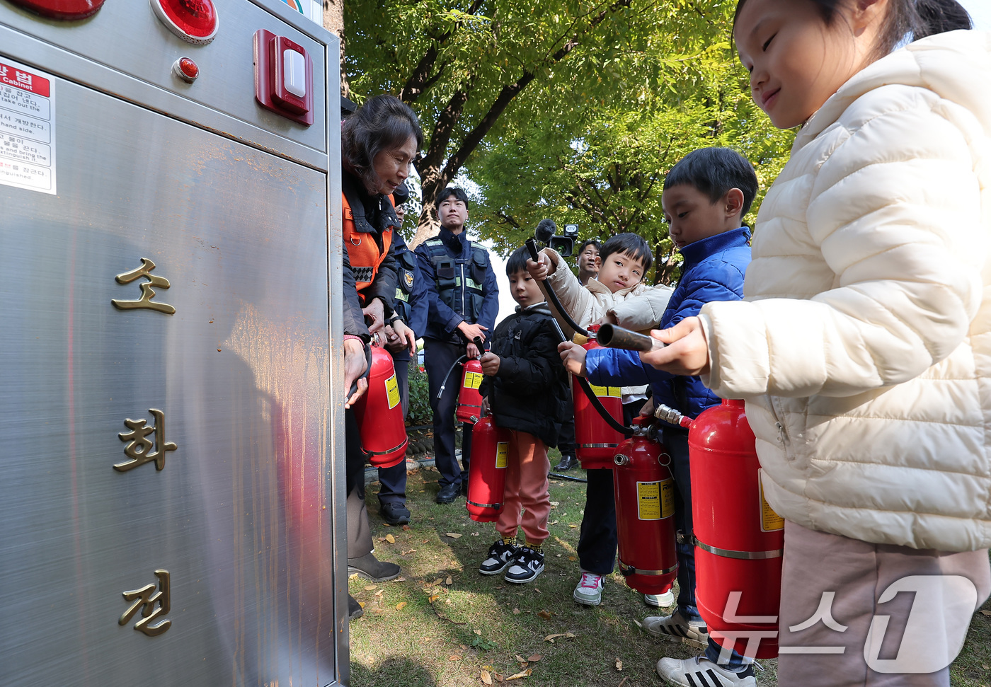 (서울=뉴스1) 김성진 기자 = 29일 서울 종로구 정부서울청사에서 가을·겨울철 화재 대비 재난 예방과 대응을 위해 진행된 민방위 훈련에서 어린이집 아동들이 소화기 사용법을 체험하 …