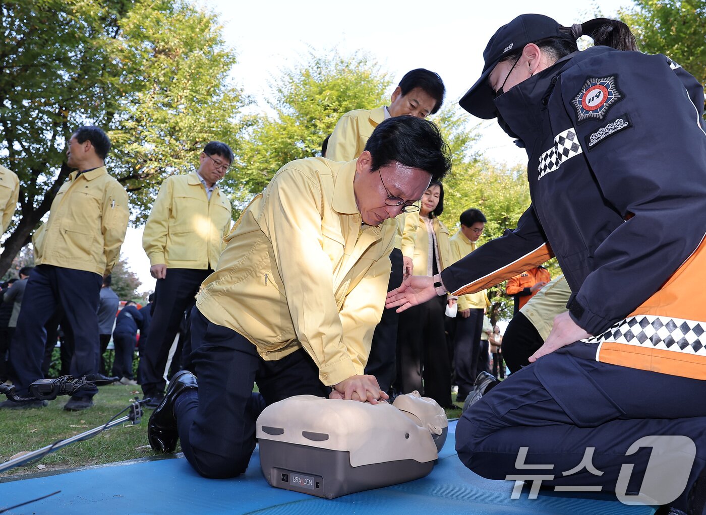 본문 이미지 - 김민석 국무총리가 서울 종로구 정부서울청사에서 가을·겨울철 화재 대비 재난 예방과 대응을 위해 진행된 민방위 훈련에서 심폐소생술을 하고 있다. /뉴스1 ⓒ News1 김성진 기자