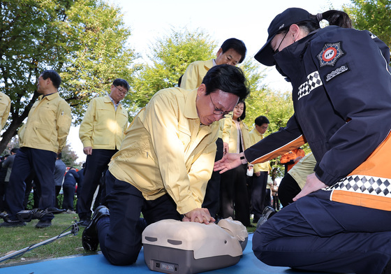 여성 심정지땐 속옷 벗기지 말고 소생술…아기는 엄지로 압박(종합)
