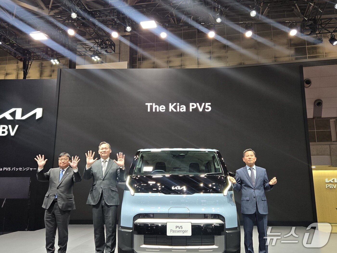 본문 이미지 - (오른쪽부터) 김상대 기아 PBV비즈니스사업부장 부사장, 타지마 야스야 기아 PBV 재팬 대표, 마사요시 후지모토 소지츠 그룹 회장이 29일 일본 도쿄 빅사이트에서 열린 '재팬 모빌리티쇼 2025'에서 이날 일본 시장에 처음 공개된 기아 목적기반차량(PBV) 'PV5'를 배경으로 기념 사진을 촬영한 모습. 2025.10.29/ 뉴스1 김성식 기자