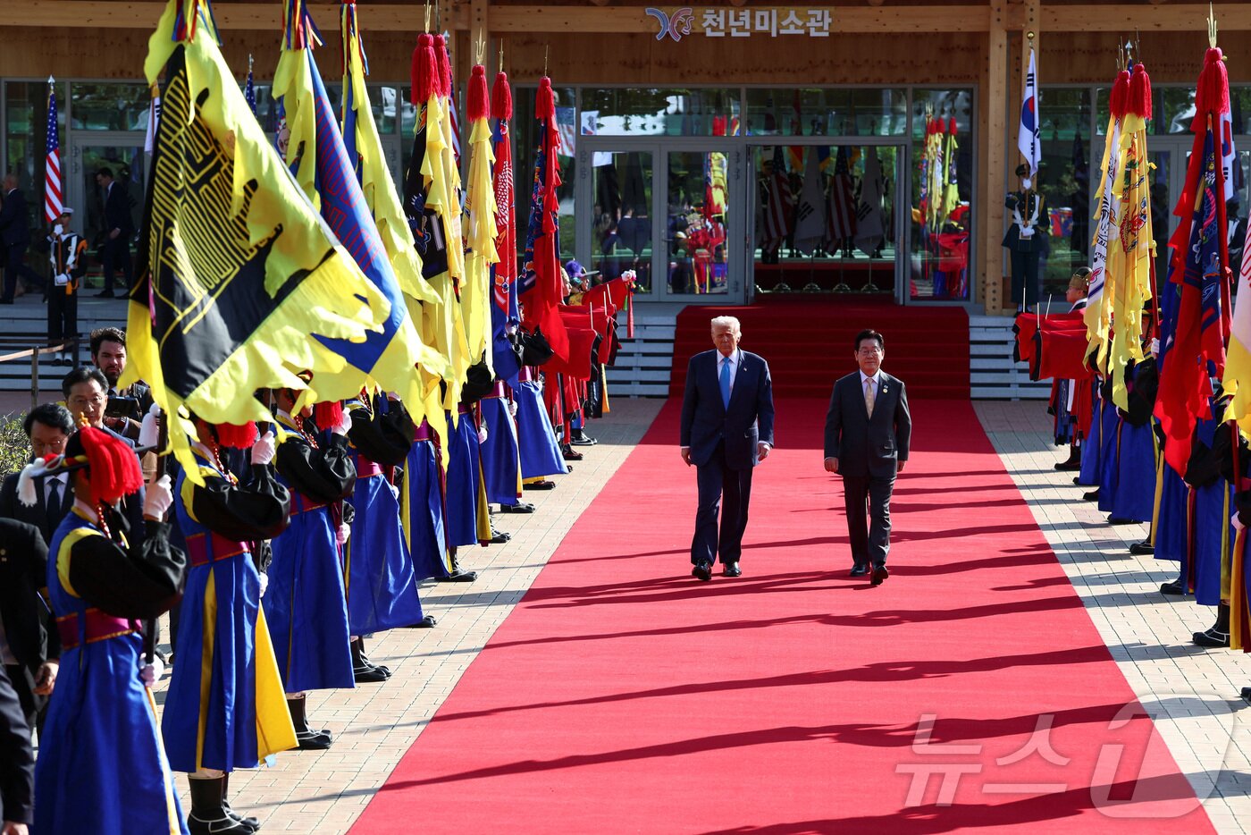 본문 이미지 - 이재명 대통령과 도널드 트럼프 미국 대통령이 29일 경주 국립박물관에서 회담에 앞서 열린 환영 행사에 참석했다. 2025.10.29 ⓒ 로이터=뉴스1 ⓒ News1 최종일 선임기자