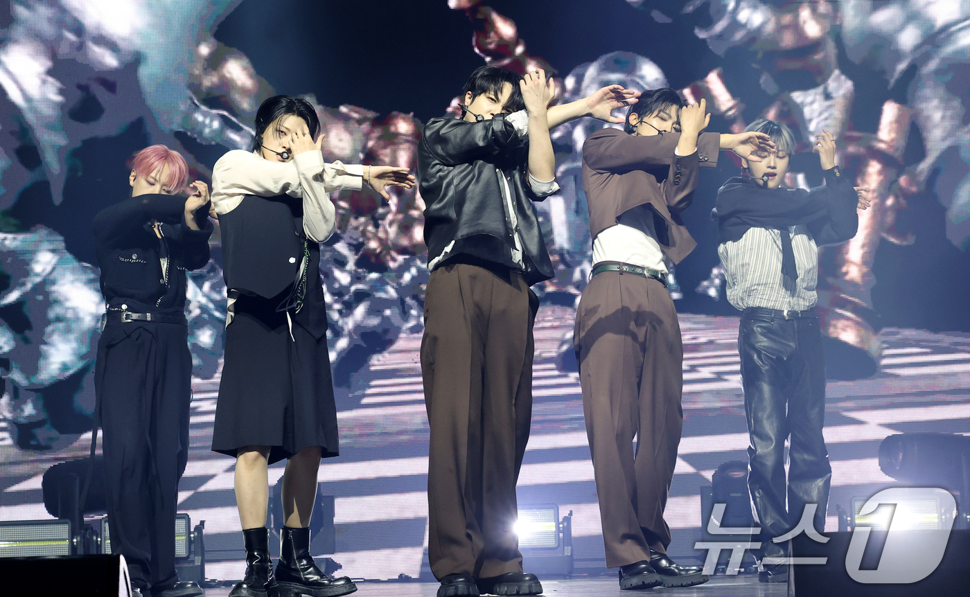 (서울=뉴스1) 권현진 기자 = 그룹 위아이(WEi)가 29일 오후 서울 광진구 예스24라이브홀에서 가진 여덟 번째 미니 앨범 'Wonderland'(원더랜드) 발매 쇼케이스에서 …