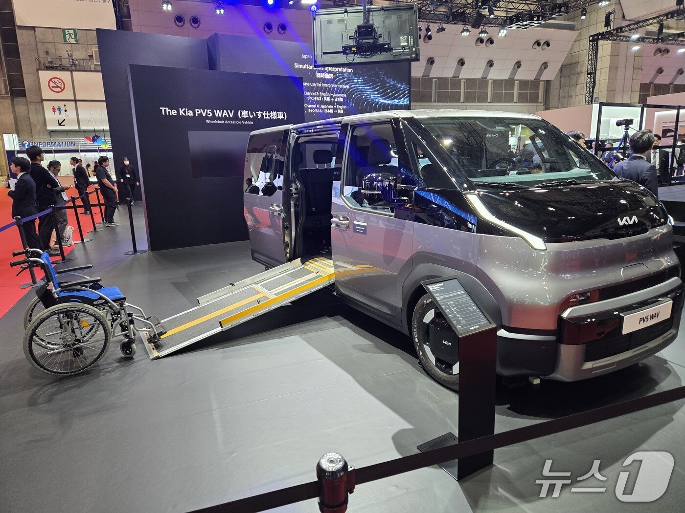 본문 이미지 - 29일 일본 도쿄 빅사이트에서 열린 '재팬 모빌리티쇼 2025'에서 기아의 목적기반차량(PBV) 'PV5' WAV(교통약자 탑승) 모델이 전시된 모습. 휠체어 탑승자의 측면 승하차 탑승 방식을 적용했다. 2025.10.29/뉴스1 김성식 기자