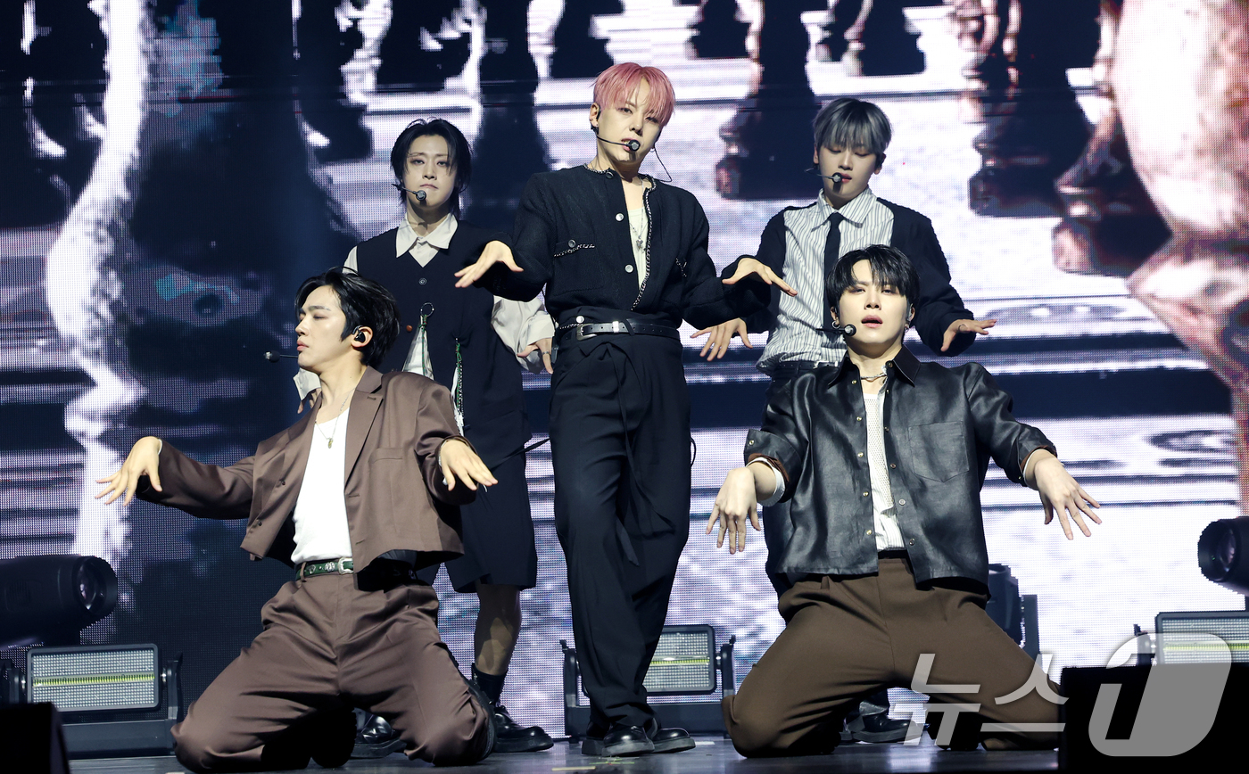 (서울=뉴스1) 권현진 기자 = 그룹 위아이(WEi)가 29일 오후 서울 광진구 예스24라이브홀에서 가진 여덟 번째 미니 앨범 'Wonderland'(원더랜드) 발매 쇼케이스에서 …