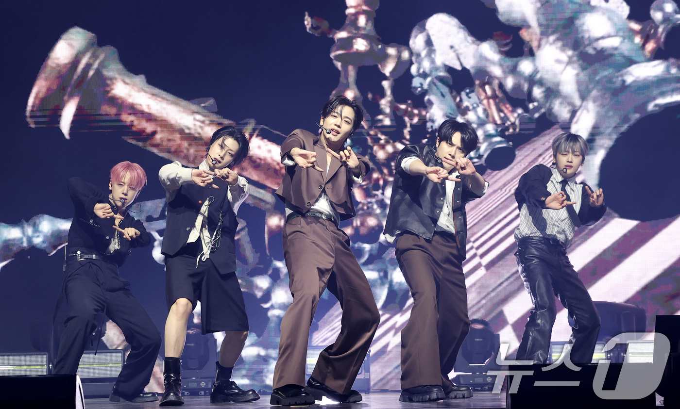 (서울=뉴스1) 권현진 기자 = 그룹 위아이(WEi)가 29일 오후 서울 광진구 예스24라이브홀에서 가진 여덟 번째 미니 앨범 'Wonderland'(원더랜드) 발매 쇼케이스에서 …