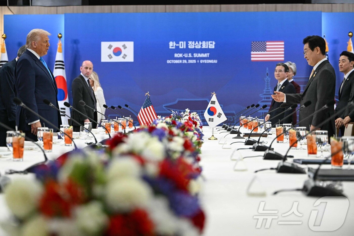 본문 이미지 - 이재명 대통령과 도널드 트럼프 미국 대통령이 29일 경북 경주박물관에서 한미 정상회담 확대 오찬회담을 하고 있다. ⓒ AFP=뉴스1