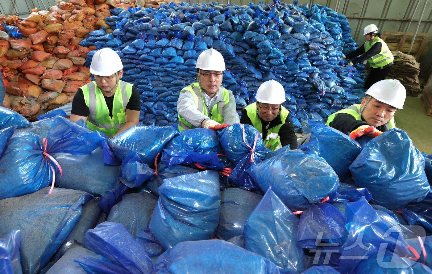 (대전=뉴스1) 김기태 기자 = 박희조 대전 동구청장이 29일 대별동 제설창고에서 모래주머니를 나르며 제설자재 준비상황을 점검하고 있다.(동구 제공. 재판매 및 DB금지) 2025 …