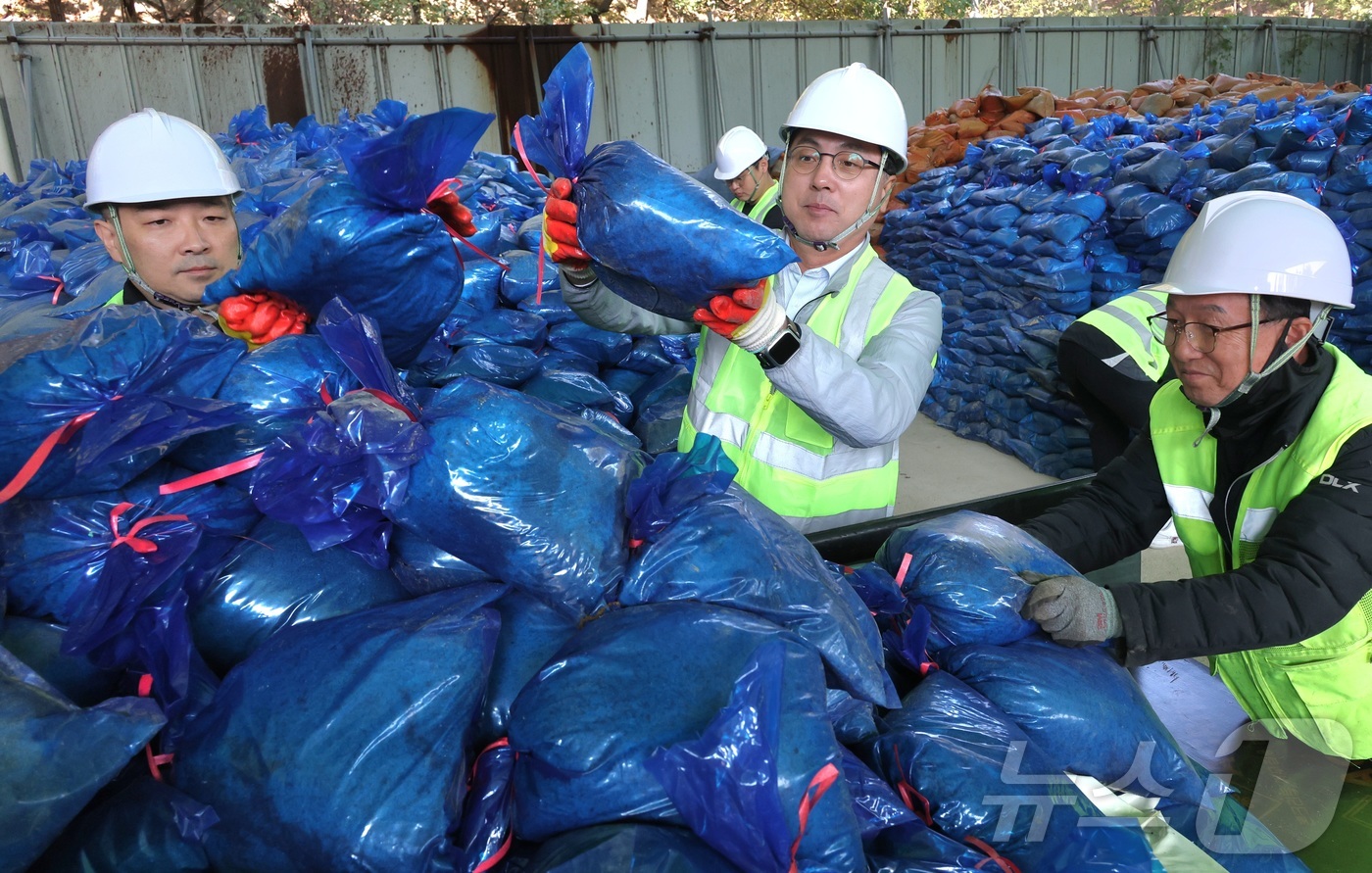 (대전=뉴스1) 김기태 기자 = 박희조 대전 동구청장이 29일 대별동 제설창고에서 모래주머니를 나르며 제설자재 준비상황을 점검하고 있다.(동구 제공. 재판매 및 DB금지) 2025 …