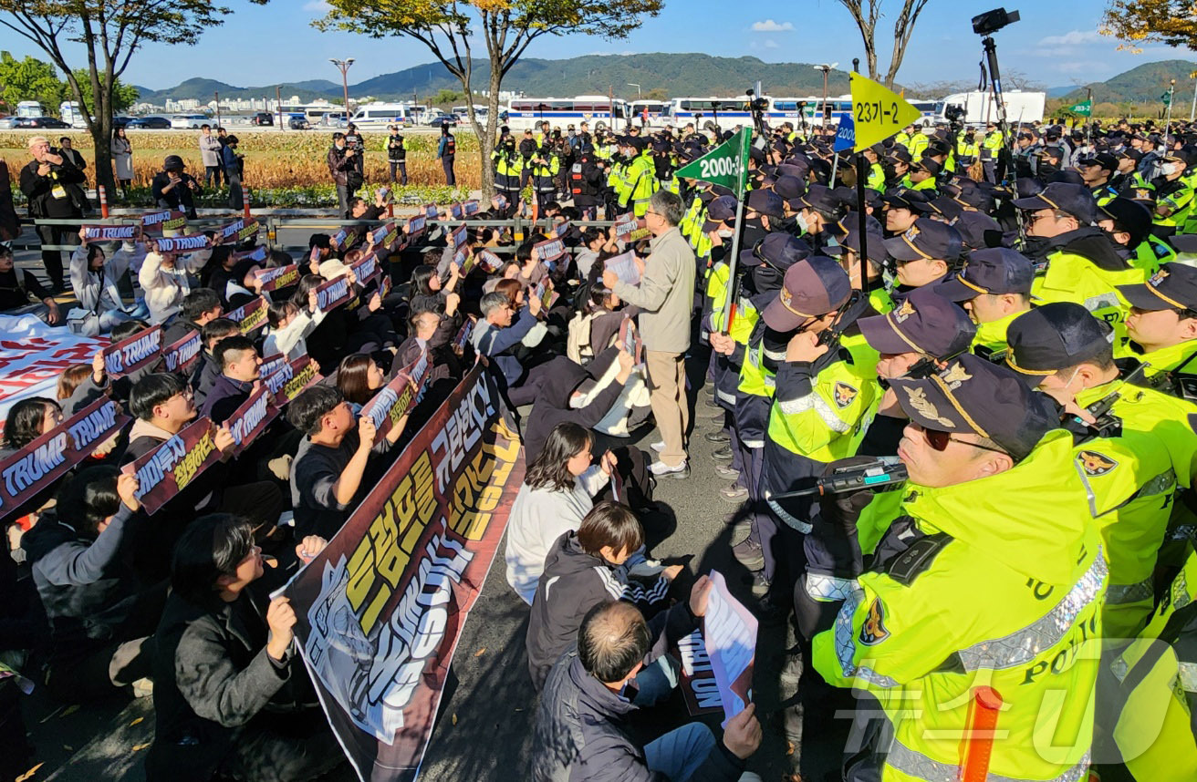 (경주=뉴스1)  정윤경 기자 = 29일 오후 한미 정상회담이 열린 경주 국립경주박물관 인근 도로에서 ‘반트럼프’ 집회를 벌이던 시위대와 경찰이 대치하고 있다. 2025.10.29 …