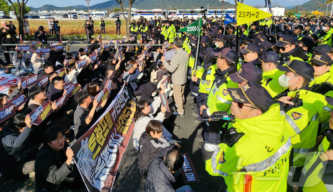 (경주=뉴스1)  정윤경 기자 = 29일 오후 한미 정상회담이 열린 경주 국립경주박물관 인근 도로에서 ‘반트럼프’ 집회를 벌이던 시위대와 경찰이 대치하고 있다. 2025.10.29 …