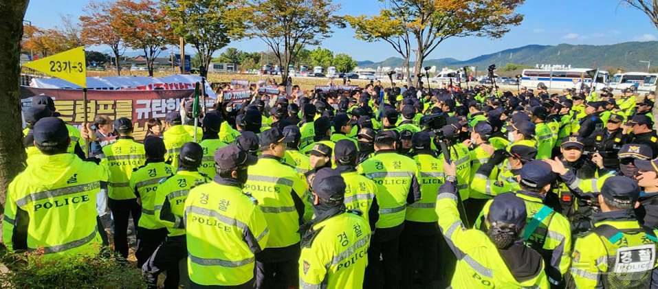 (경주=뉴스1)  정윤경 기자 = 29일 오후 한미 정상회담이 열린 경주 국립경주박물관 인근 도로에서 ‘반트럼프’ 집회를 벌이던 시위대와 경찰이 대치하고 있다. 2025.10.29 …