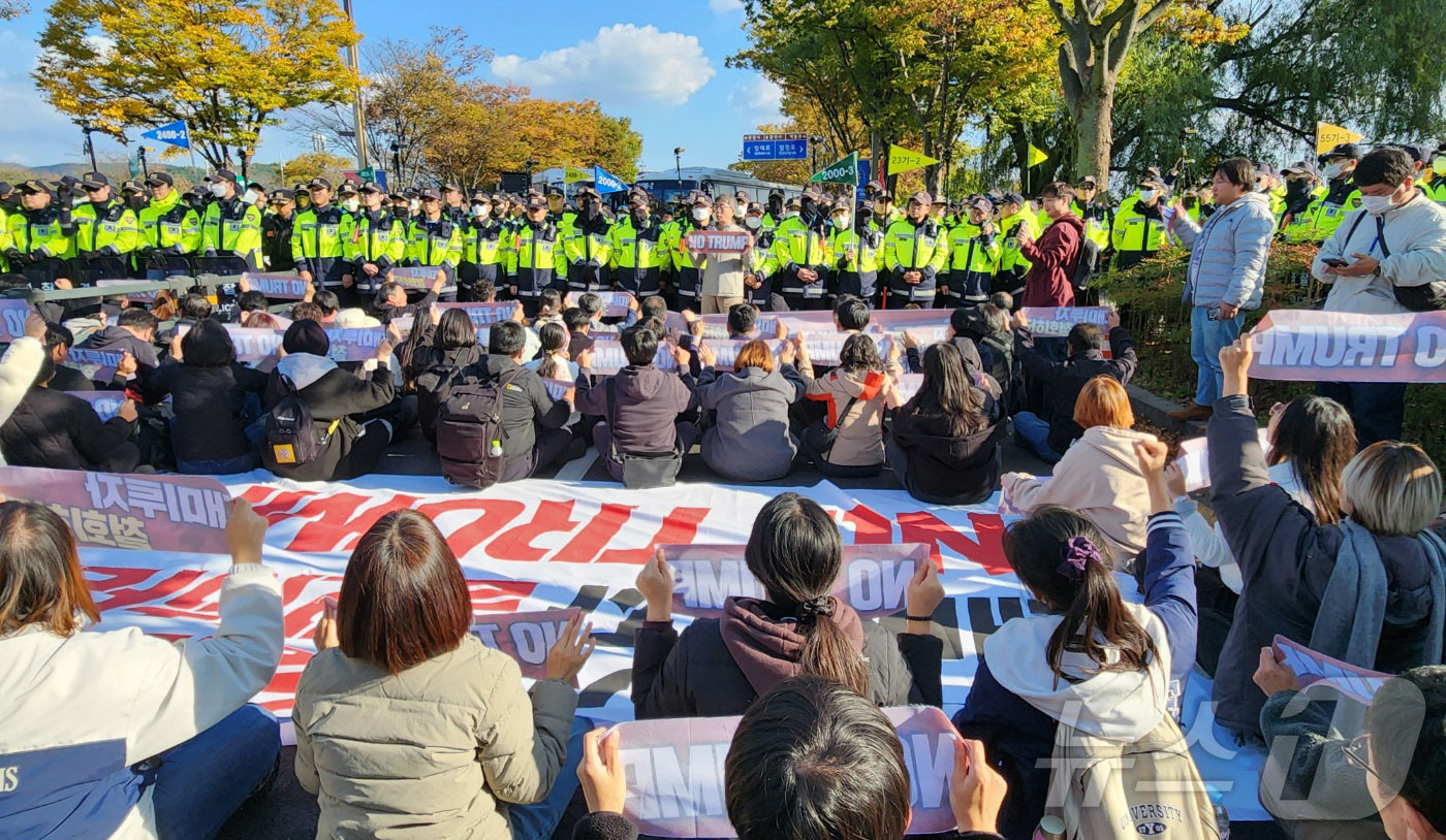 (경주=뉴스1)  정윤경 기자 = 29일 오후 한미 정상회담이 열린 경주 국립경주박물관 인근 도로에서 ‘반트럼프’ 집회를 벌이던 시위대와 경찰이 대치하고 있다. 2025.10.29 …