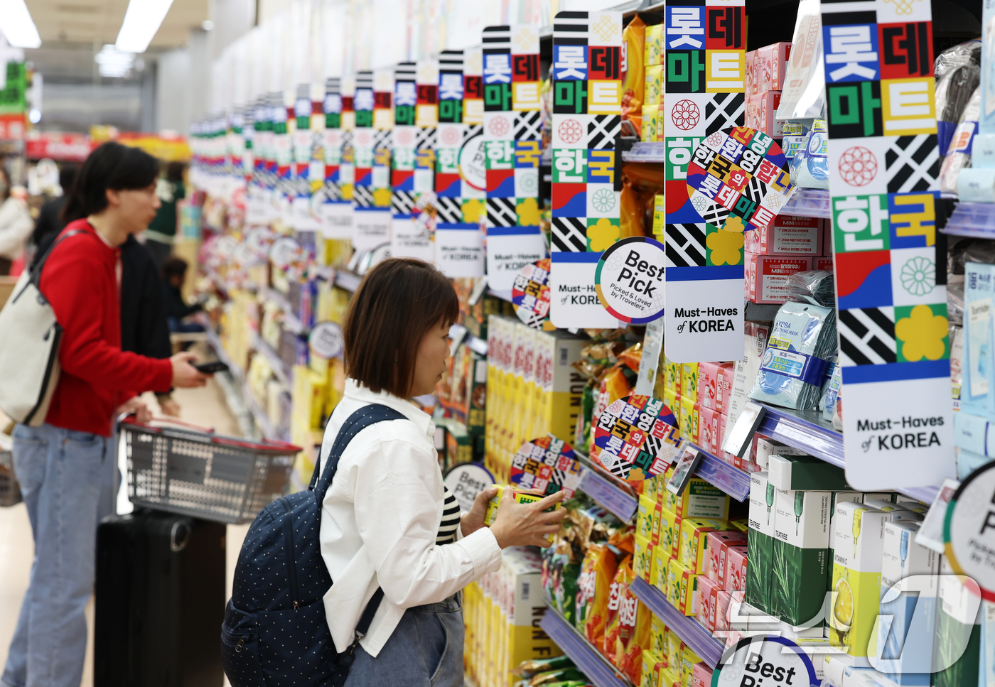 (서울=뉴스1) 오대일 기자 = 한국판 블랙프라이데이 '코리아 그랜드 페스티벌'이 막을 올린 29일 서울 중구 롯데마트 서울역점에서 외국인 관광객들이 쇼핑을 하고 있다.'코리아 그 …