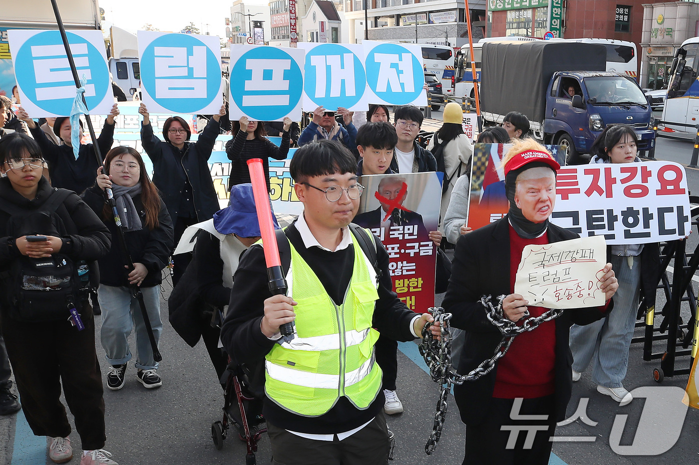 (경주=뉴스1) 공정식 기자 = 국민주권당, 자민통위, 자주독립 대학생 시국농성단, 자주독립 시민농성단, 평화어머니회, 한국대학생진보연합 등이 29일 오후 경북 경주시 성동동 구 …