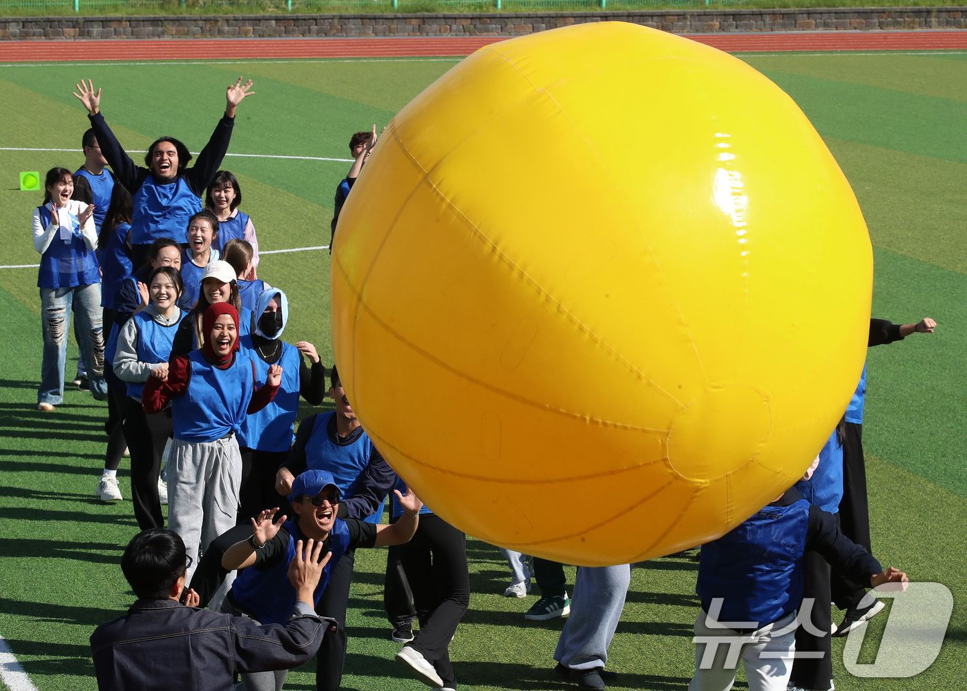 (부산=뉴스1) 윤일지 기자 = 29일 오후 부산 남구 국립부경대학교 대연캠퍼스 대운동장에서 외국인 유학생들이 'PKNU 글로벌 운동회'를 즐기고 있다.국립부경대는 외국인 유학생을 …