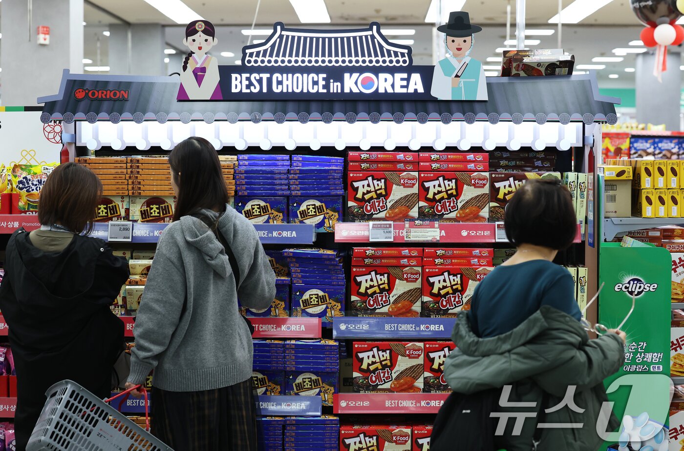 본문 이미지 - 한국판 블랙프라이데이 '코리아 그랜드 페스티벌'이 막을 올린 29일 서울 중구 롯데마트 서울역점에서 외국인 관광객들이 쇼핑을 하고 있다. 2025.10.29/뉴스1 ⓒ News1 오대일 기자