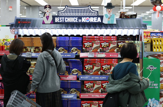 '명품 쇼핑' 줄고 '생활형 소비' 늘어…외국인 지갑 달라졌다