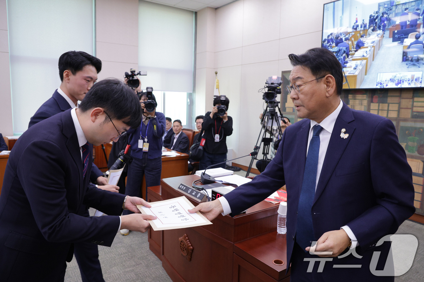 (서울=뉴스1) 신웅수 기자 = 김교흥 위원장이 29일 서울 여의도 국회 문화체육관광위원회에서 열린 문화체육관광부 등에 대한 종합감사에서 이배용 전 국가교육위원장, 최응천 전 국가 …