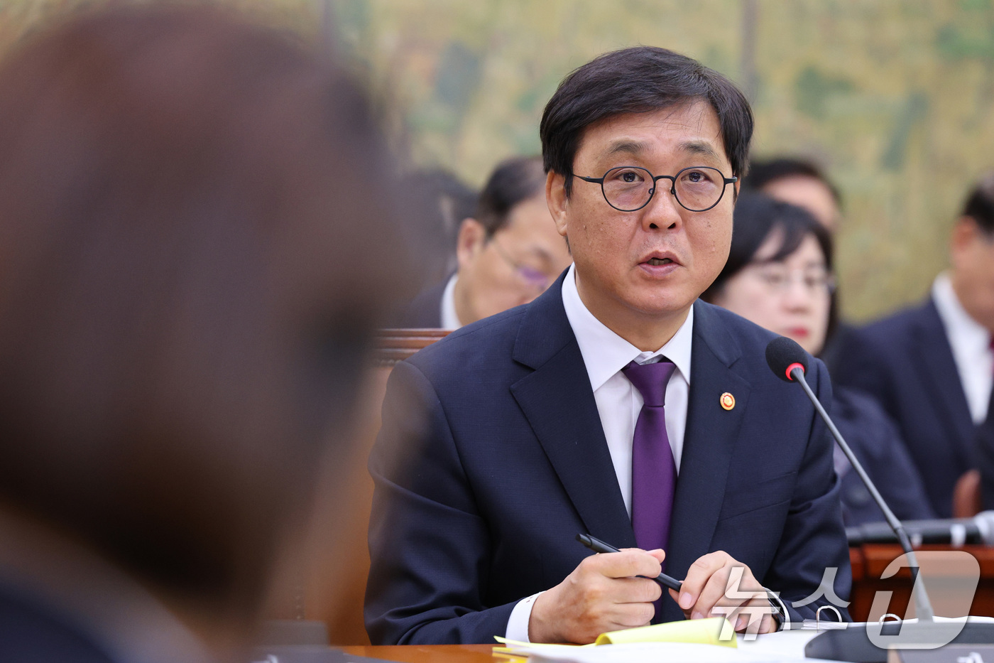(서울=뉴스1) 신웅수 기자 = 최휘영 문화체육관광부 장관이 29일 서울 여의도 국회 문화체육관광위원회에서 열린 문화체육관광부 등에 대한 종합감사에서 의원 질의에 답변하고 있다. …