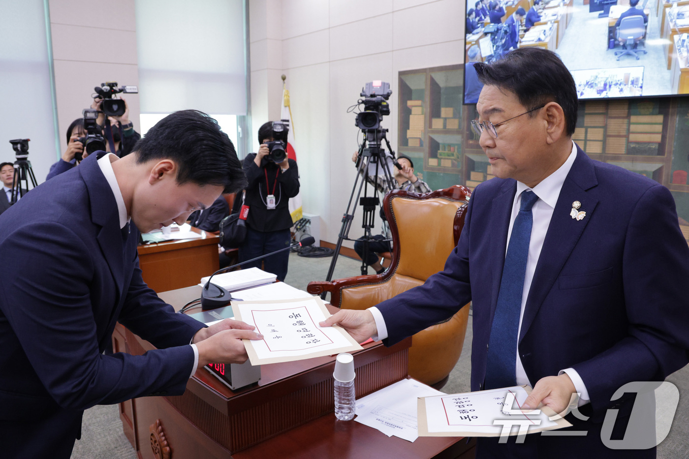 (서울=뉴스1) 신웅수 기자 = 김교흥 위원장이 29일 서울 여의도 국회 문화체육관광위원회에서 열린 문화체육관광부 등에 대한 종합감사에서 이배용 전 국가교육위원장, 최응천 전 국가 …