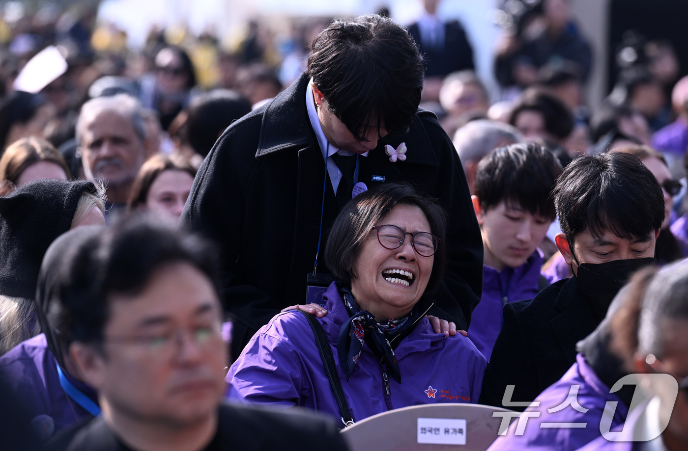 (서울=뉴스1) 김성진 기자 = 29일 서울 종로구 광화문광장에서 열린 10.29 이태원 참사 3주기 기억식에서 한 유가족이 오열하고 있다. 2025.10.29/뉴스1