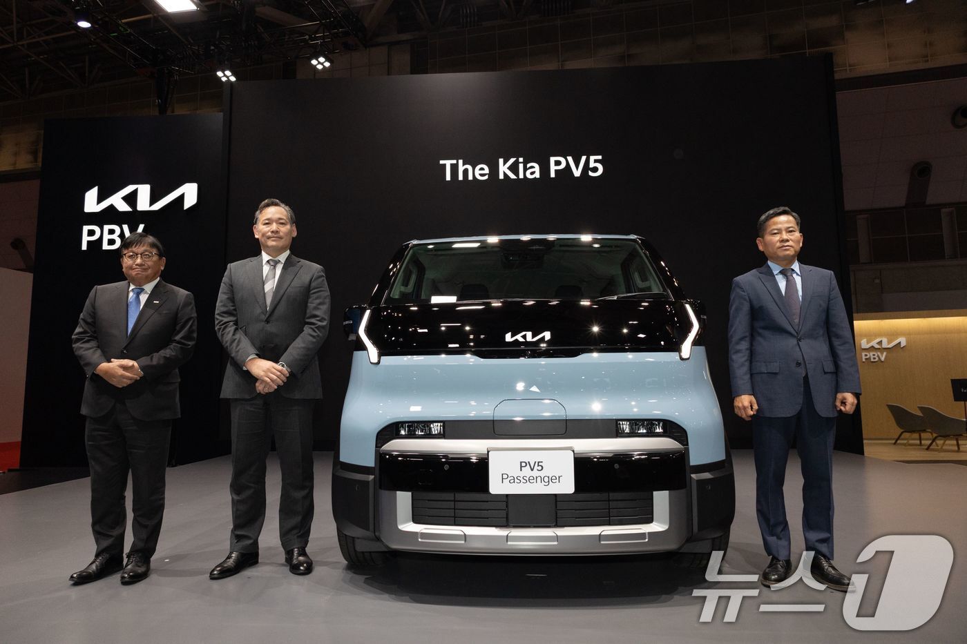 본문 이미지 - 기아는29일 일본 '도쿄 빅 사이트'에서 개최된 '2025 재팬 모빌리티쇼'에서 현지 최초로 PV5를 공개하고 2026년 일본 EV 밴 시장 진출을 선언했다. 소지츠 주식회사 '후지모트 마사요시' 회장(왼쪽부터), 기아 PBV 재팬 대표이사 '타지마 야스나리', 기아 PBV비즈니스사업부 김상대 부사장이 2025 재팬 모빌리티쇼에서 기념촬영을 하고 있다. (기아 제공. 재판매 및 DB 금지) 2025.10.29/뉴스1