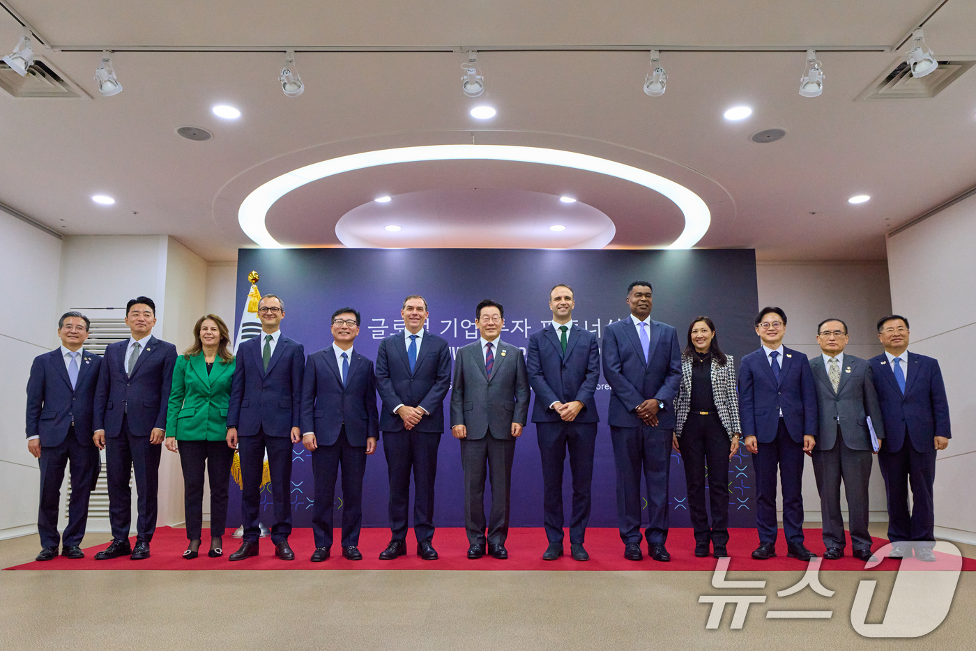 (서울=뉴스1) 허경 기자 = 이재명 대통령이 29일 경북 경주 예술의전당에서 열린 글로벌 기업 투자 파트너십에서 참석자들과 함께 기념촬영을 하고 있다.왼쪽부터 김용범 대통령실 정 …