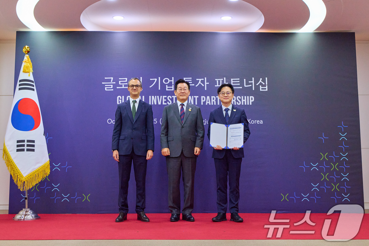 (서울=뉴스1) 허경 기자 = 이재명 대통령이 29일 경북 경주예술의전당에서 열린 글로벌 기업 투자 파트너십 투자협약식에서 니콜라 푸아리앙 에어리퀴드코리아 대표와 김정관 산업통상부 …