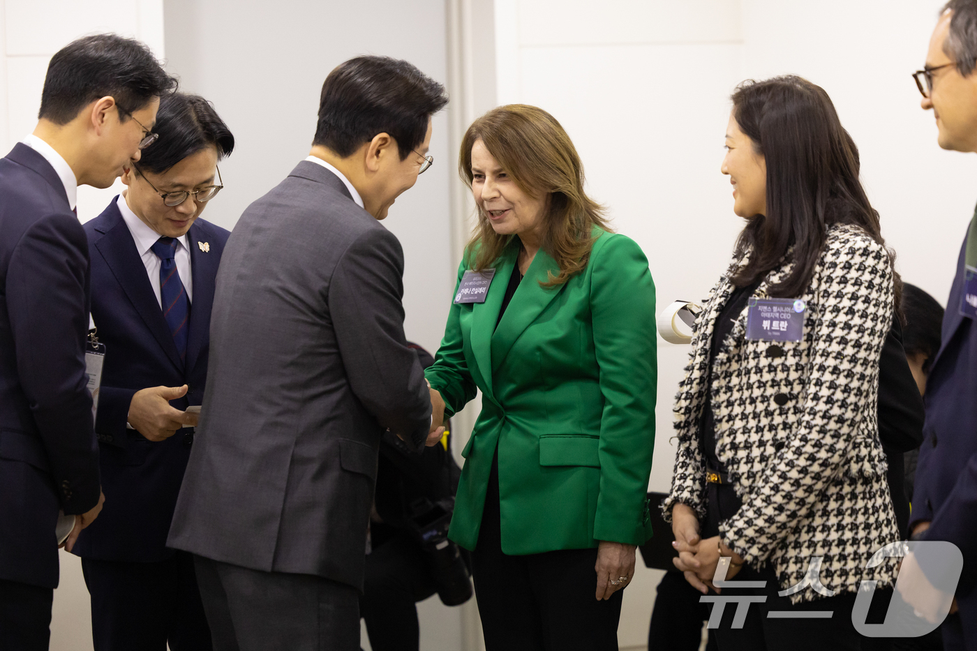 (서울=뉴스1) 허경 기자 = 이재명 대통령이 29일 경북 경주예술의전당에서 열린 투자협약식에서 카레나 칸실레리 유미코아 배터리사업부 대표와 인사하고 있다. (대통령실 제공. 재판 …