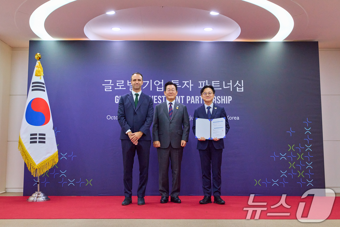 (서울=뉴스1) 허경 기자 = 이재명 대통령이 29일 경북 경주예술의전당에서 열린 글로벌 기업 투자 파트너십 투자협약식에서 니콜라 파리 르노 한국 CEO와 김정관 산업통상부 장관과 …