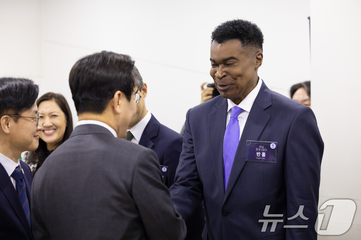 (서울=뉴스1) 허경 기자 = 이재명 대통령이 29일 경북 경주예술의전당에서 열린 투자협약식에서 반 홀 코닝 한국 총괄사장과 인사하고 있다. (대통령실 제공. 재판매 및 DB 금지 …